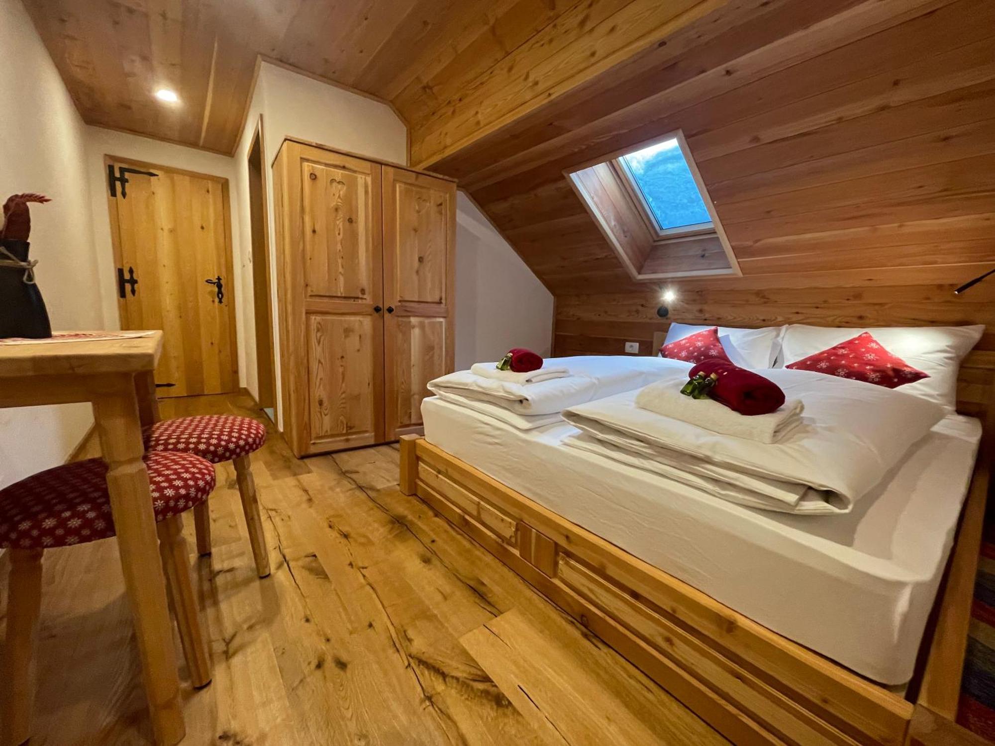 Hotel Surc Kranjska Gora Oda fotoğraf